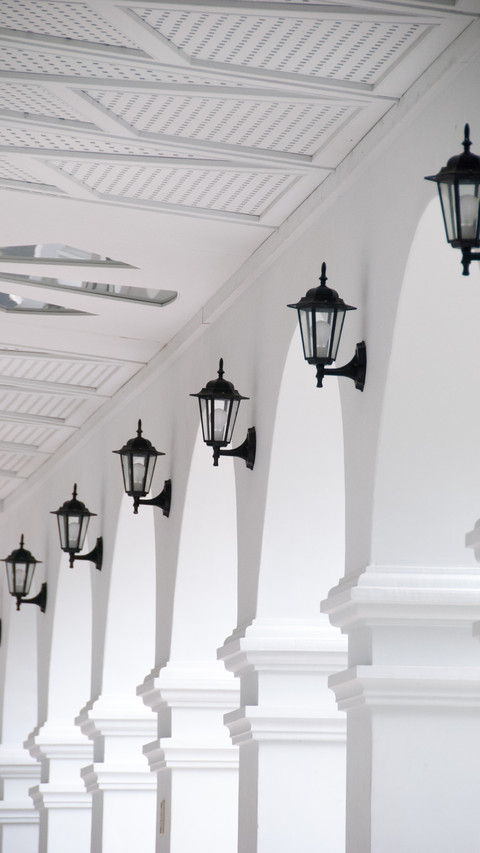 Classic Arches and Lamps, A Scene of Elegant Simplicity screenshot