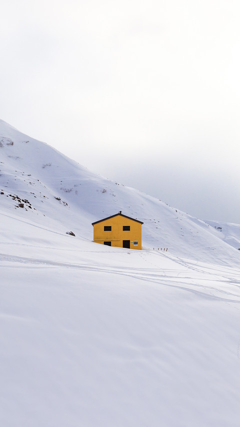 Hut in the clouds on the Artavaggio - Orobie Alps screenshot