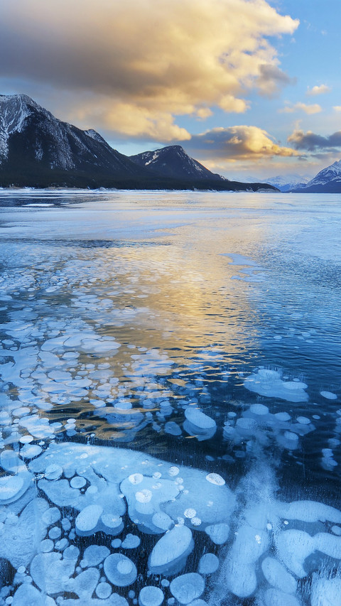 Evening light fades on the ice river screenshot