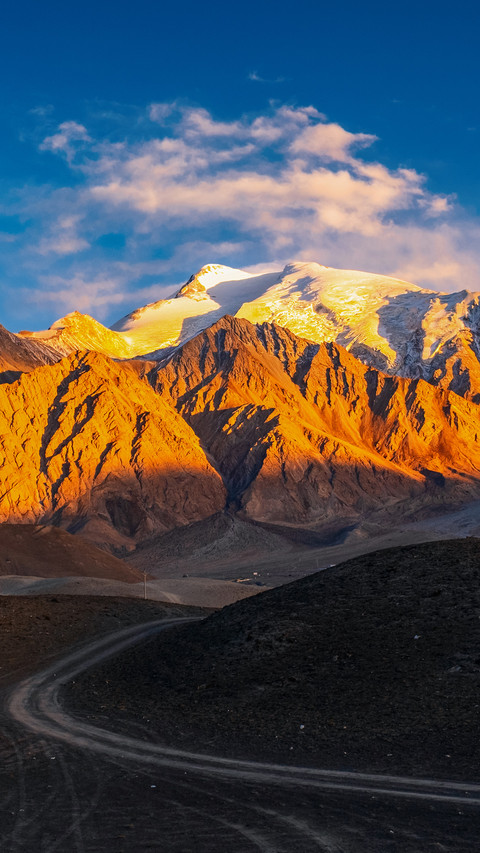 Golden mountain under the setting sun 2 screenshot