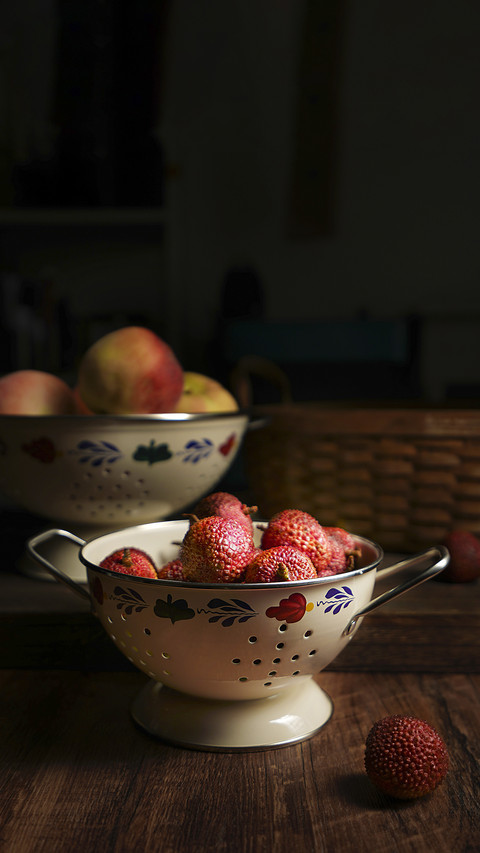 Place lychee on a wooden table screenshot