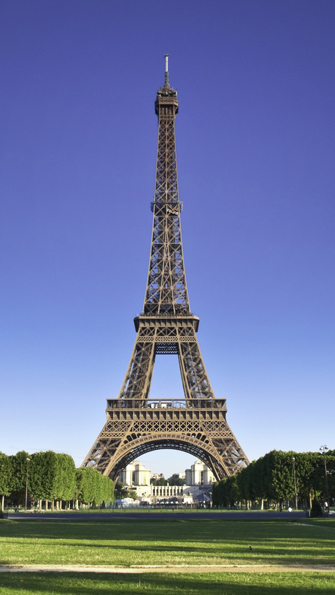 Famous architecture in paris screenshot
