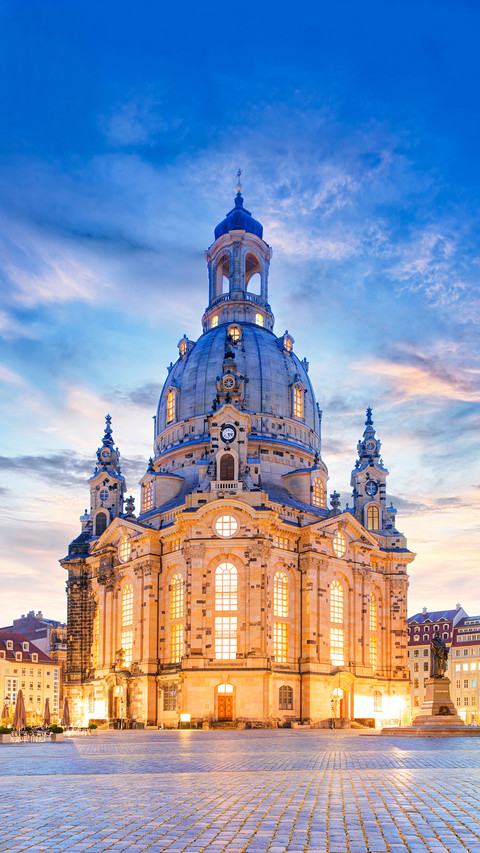 Lutheran Frauenkirche in Dresden at night screenshot