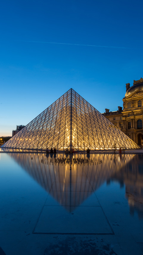 Night view of the louvre 2 screenshot