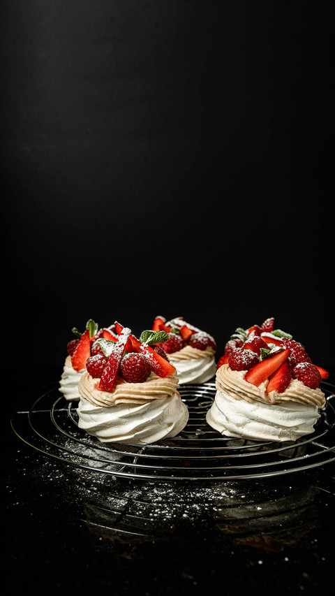 Pavlova strawberry dessert black sweet screenshot