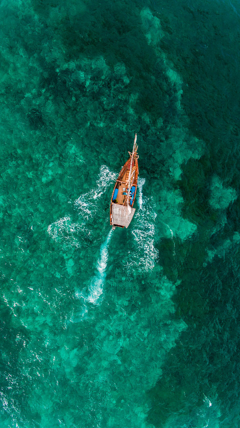 Local fiashermen wooden traditional dhow screenshot