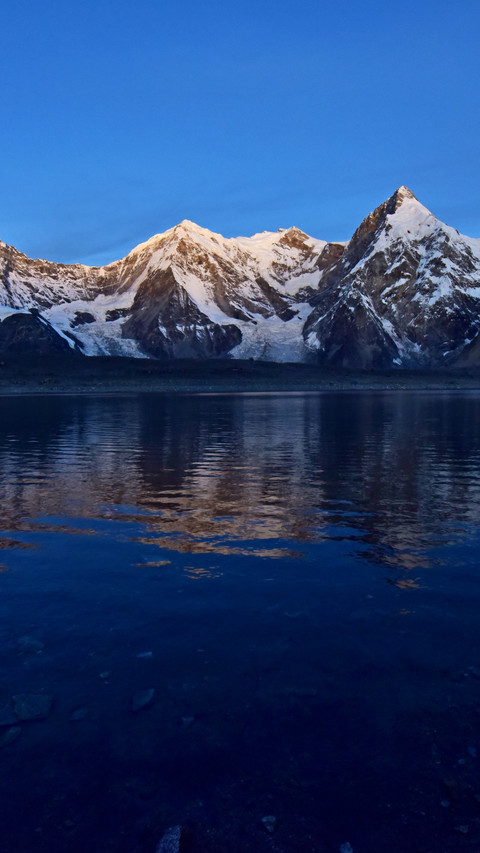 Shishapangma Snow Mountain in the morning light screenshot