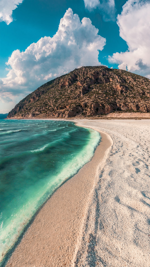 Blue waves and sandy beach screenshot