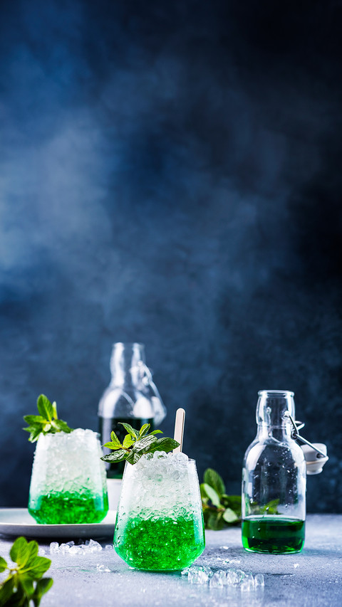 Summer Cocktail with Mint and Crushed Ice screenshot