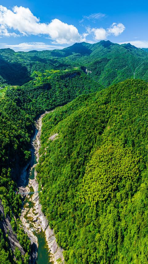 The yanzihe gorge is shrouded in mist and clouds screenshot