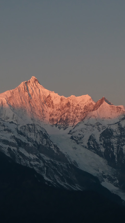 The Meili Snow Mountain is dazzling with golden light screenshot