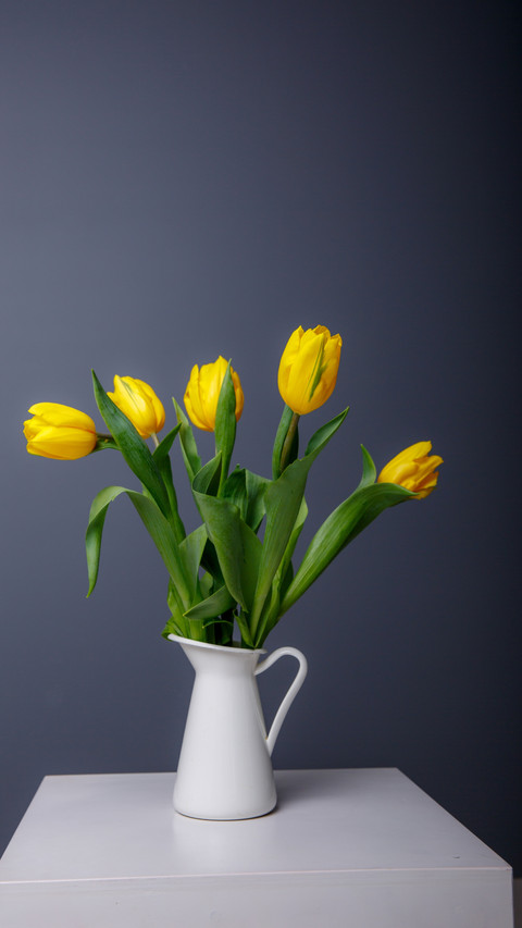 Green Leaves, Yellow Blooms - A Table's Graceful Centerpiece screenshot