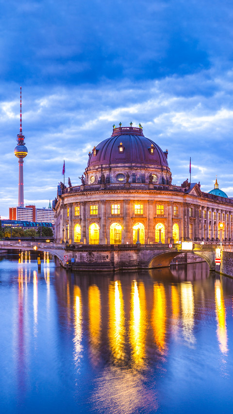 Pretty night illuminations of the Museum Island in Berlin screenshot
