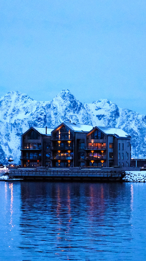 Norwegian snow mountain house screenshot