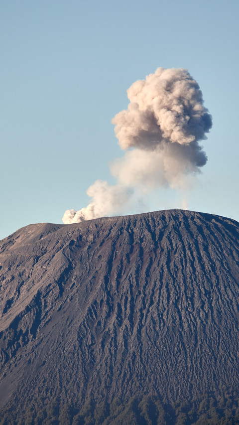 Sunset at Mount Semeru, East Java, Indonesia screenshot