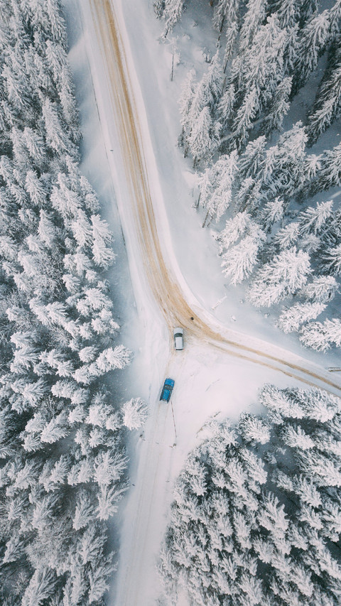 The Car is Driving on A road Covered in Snow screenshot