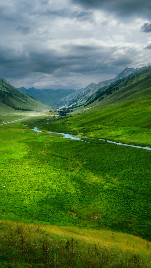 The vast green fields and long rivers stretch deep into screenshot