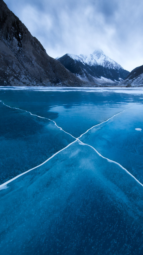 Cracked ice mirrors silent cold mountains screenshot