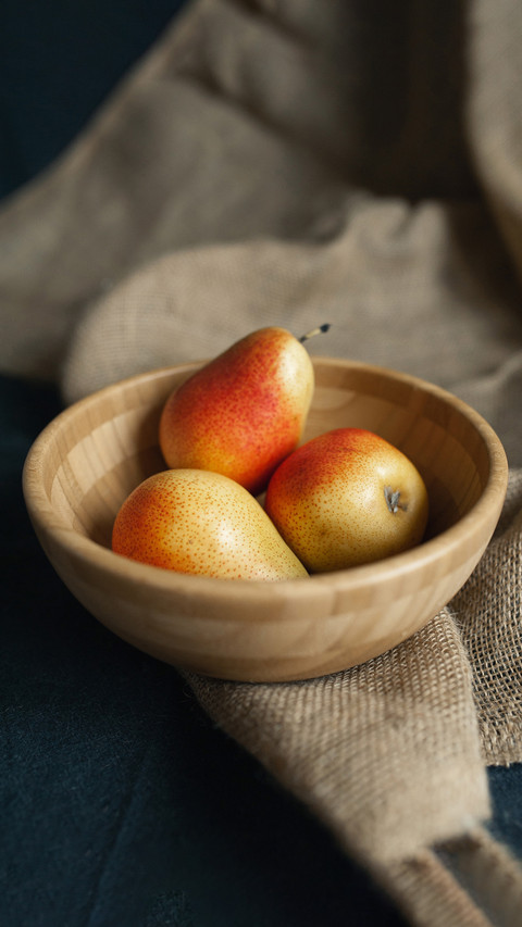 Ripe pears in a wooden plate screenshot