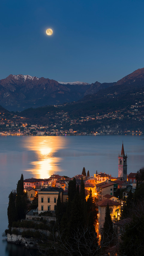 The full moon over lake como screenshot