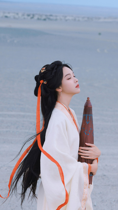 陈都灵一袭汉服赴黄沙 screenshot