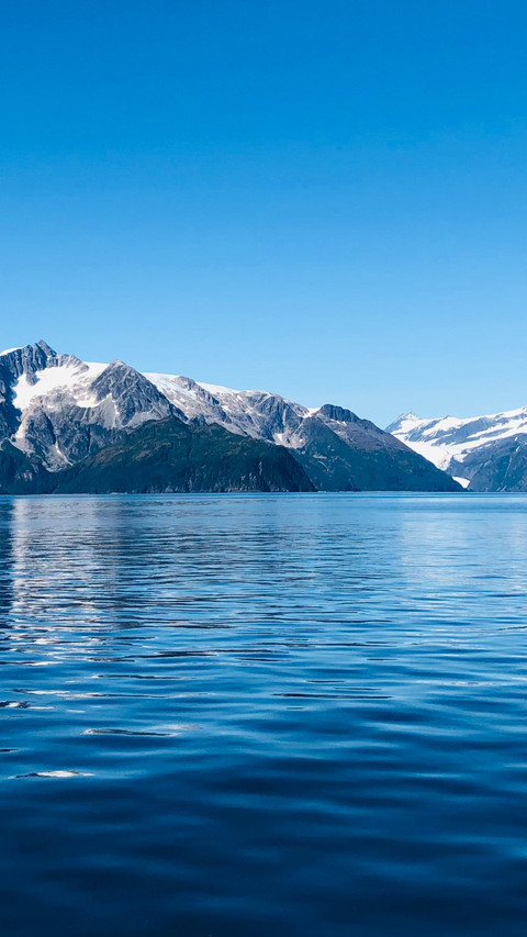 The sky is clear and blue and the mountains reflect the screenshot