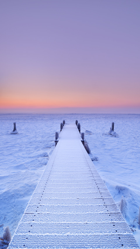 Jetty on a frozen lake screenshot
