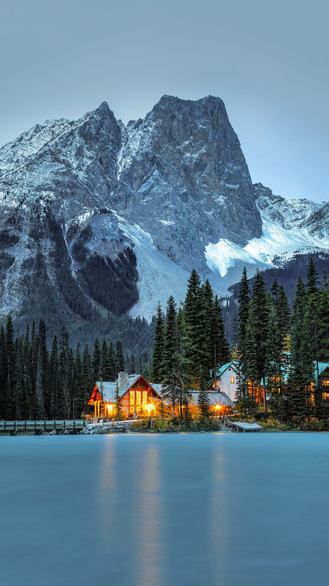 Night lights of a lake house in the mountains screenshot