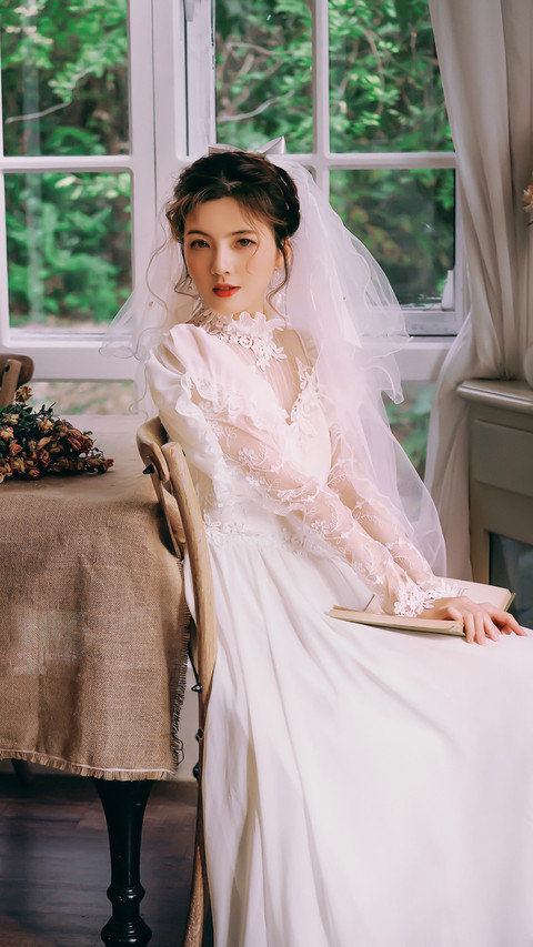 Girl in ancient wedding dress© HuangQiao screenshot