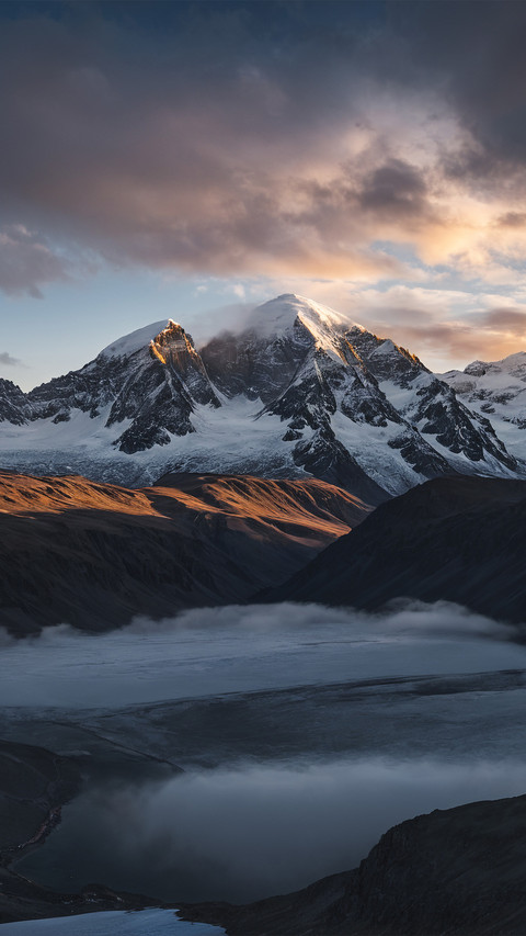 Snowcapped mountains and clouds screenshot