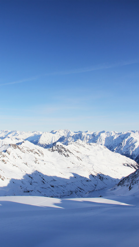 Overlooking the snow-capped mountains screenshot