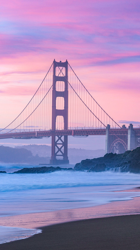 Classic panoramic view of famous Golden Gate Bridge screenshot