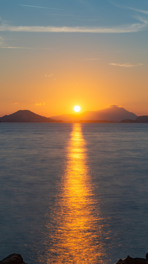 The setting suns ripples shatter into golden shadows screenshot