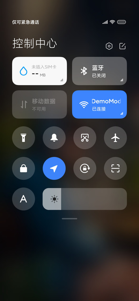 带耳机的少女 screenshot