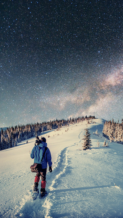 A Photographer Walks in The Snow Under The Stars screenshot