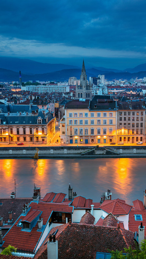 Beautiful Riverside Town in The Evening screenshot