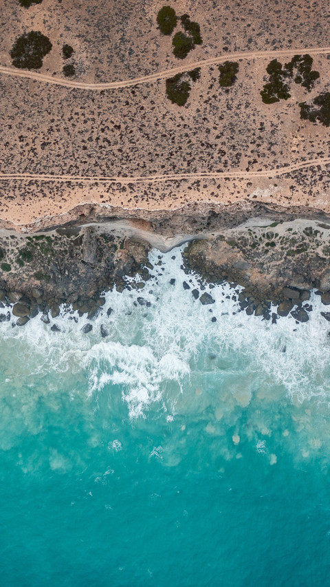 Bondi Cliff Waves Crashing on the Shore screenshot