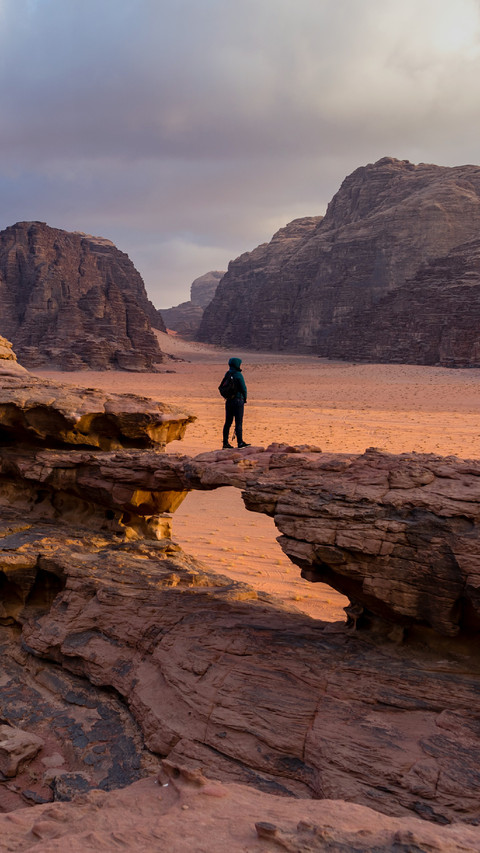 Man Stood Alone in The Desert screenshot