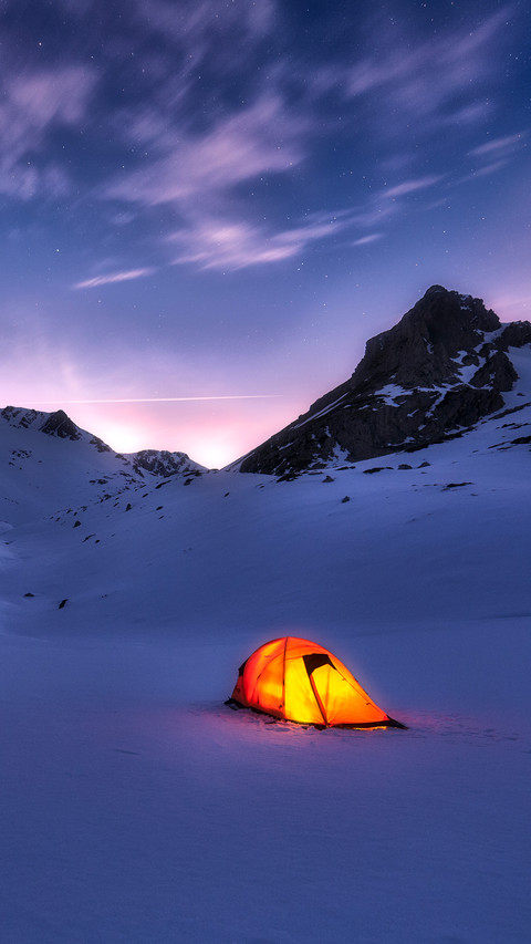 Starry nights on the mountain sleeping in the snow screenshot