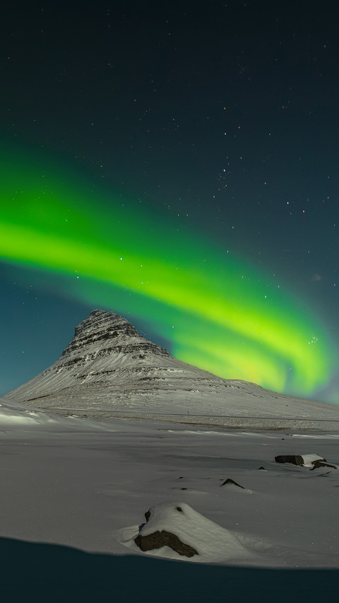 Iceland grass hat mountain aurora screenshot