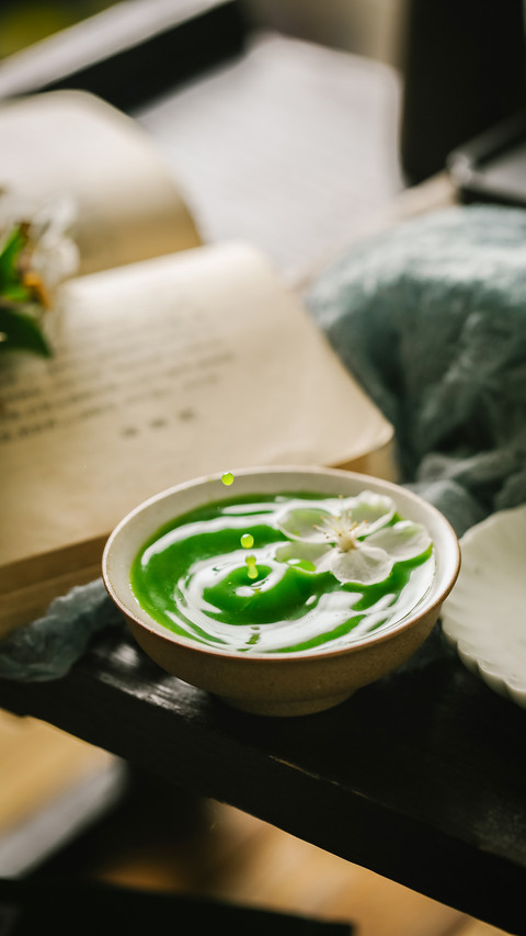 A Small Bowl of Green Juice for Making Green Balls screenshot