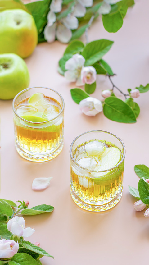Whiskey Cocktail with Apple Juice and Ice screenshot