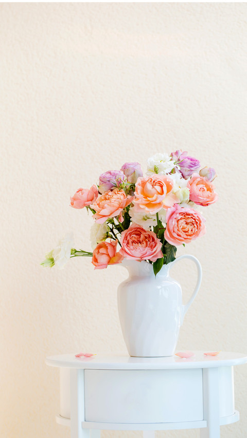 Beautiful roses in ceramic white jug screenshot