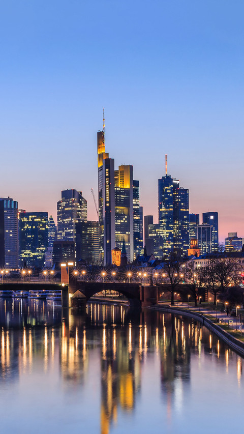 River in Frankfurt's business district screenshot