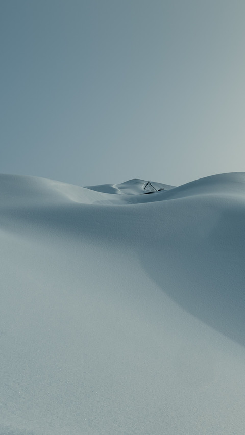 Snow falls into the sea of sand screenshot