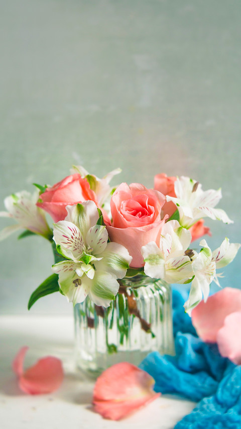 Peach Roses and White Alstroemeria arranged in a clear vase screenshot