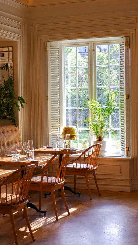 Colonial Interior in a Resturant in Oslo screenshot