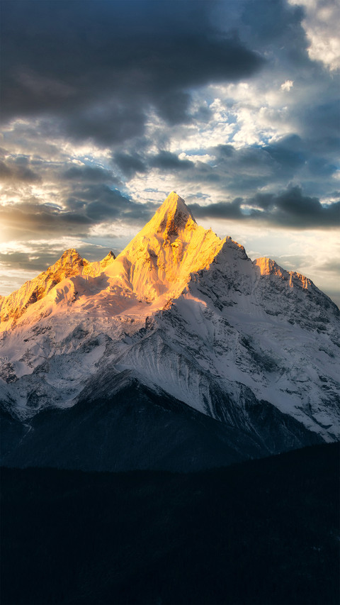 The menzmu peak is bathed in sunlight like a golden screenshot