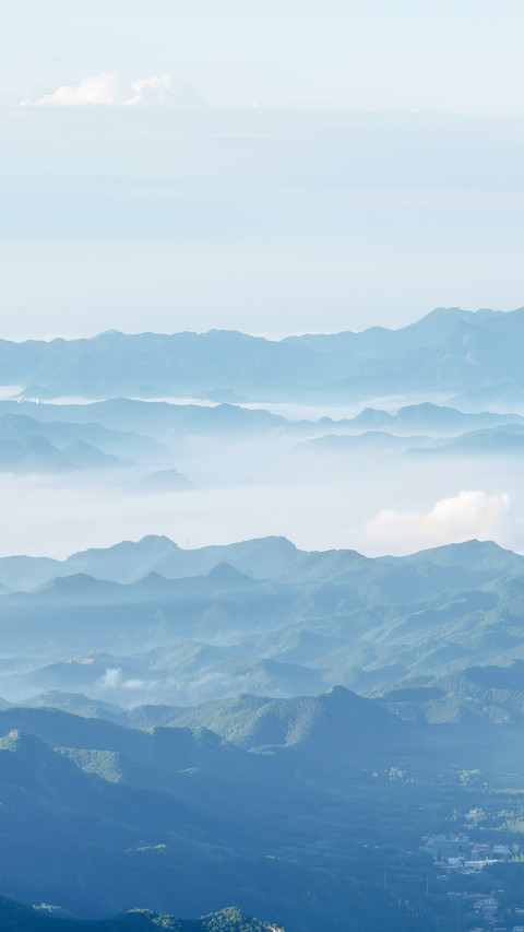 The mist locks the lingfeng peak concealing its lush screenshot