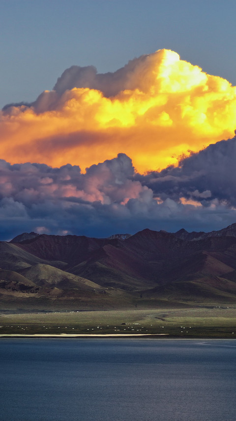 The sunset reflects on the snow-capped mountains. screenshot